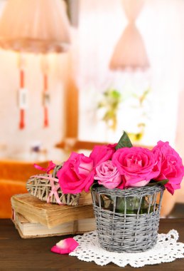 güzel pembe Gül Vazosu penceresi arka plan üzerinde ahşap tablo