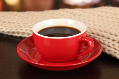 -Kahve odasındaki masada eşarp ile