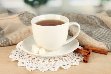 bir çay oda tablo eşarp ile