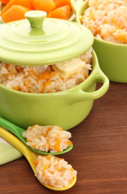 Tat pirinç lapası kabak ahşap arka plan üzerinde tencere ile