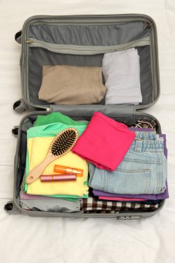 açık gri çanta giyim yatak ile