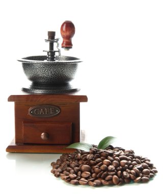 kahve çekirdekleri ile yaprakları ve Kahve değirmeni üzerinde beyaz izole