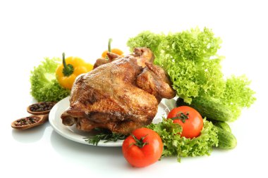 plaka üzerinde beyaz izole sebzeler, lezzetli bütün kavrulmuş tavuk