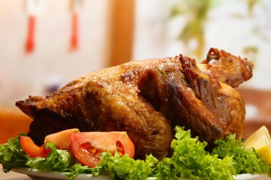 plaka, ahşap kafe tablosunda sebze ile bütün kavrulmuş tavuk