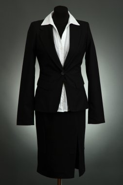 beyaz gömlek ve siyah etek ceket gri arka plan üzerinde manken üzerinde