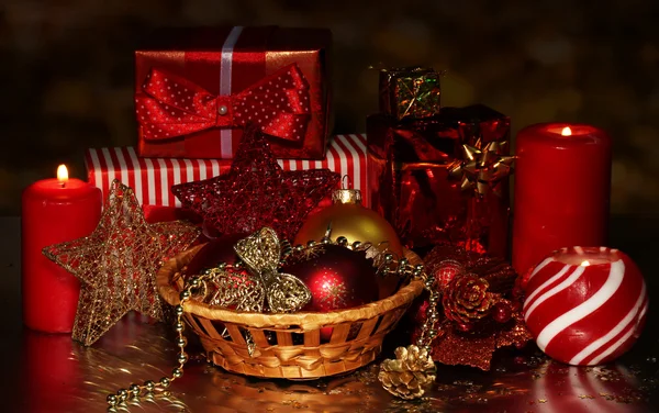 Vánoční dekorace a dárkové boxy na tmavém pozadí — Stock fotografie