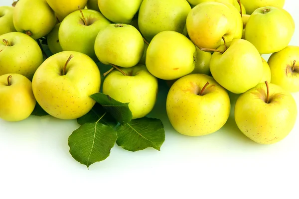 Saftiga äpplen med gröna blad, isolerad på vit — Stockfoto