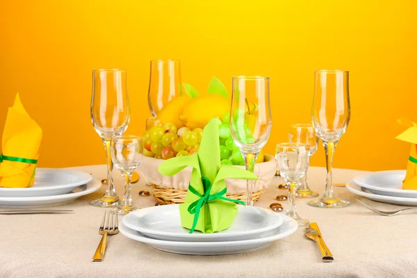 Apparecchiatura della tavola in toni verdi e gialli su sfondo colore — Foto Stock