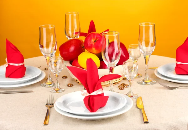 Réglage de la table dans les tons rouges sur fond de couleur — Photo