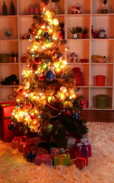 Árbol de Navidad decorado en el fondo interior de casa por la noche — Foto de Stock