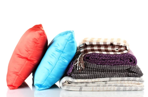 Xadrez e travesseiros de cor, isolados em branco — Fotografia de Stock