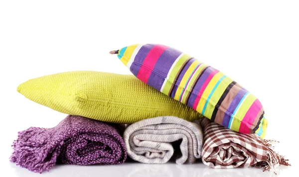 Плейды и цветные подушки, изолированные на белом — стоковое фото