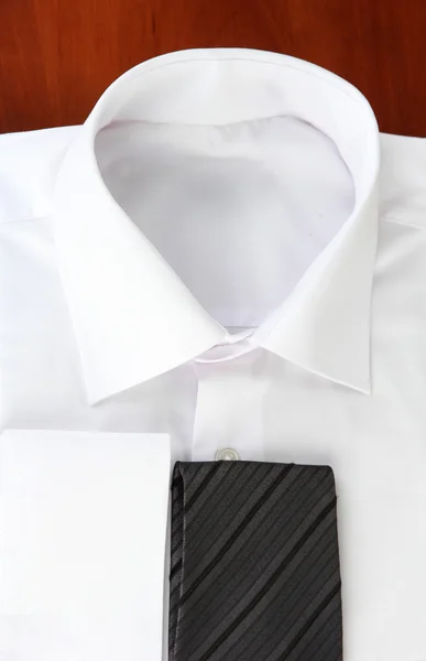 Nouvelle chemise homme blanche avec cravate de couleur sur fond en bois — Photo