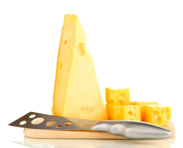 Skär ost med kniv på isolerade på vit — Stockfoto