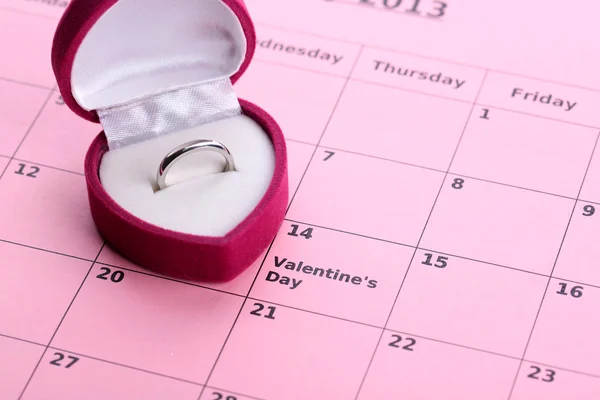 Toelichting op de agenda (valentines dag) en de trouwring, close-up — Stockfoto