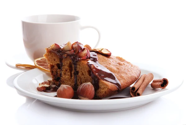 Fatia de torta caseira saborosa com chocolate e xícara de café, isplated em branco — Fotografia de Stock