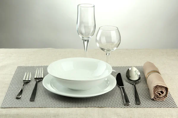 Apparecchiatura della tavola, su sfondo grigio — Foto Stock
