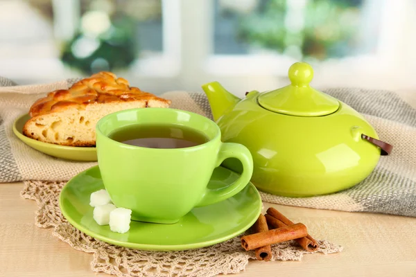 Kopje thee met sjaal op tafel op kamer — Stockfoto