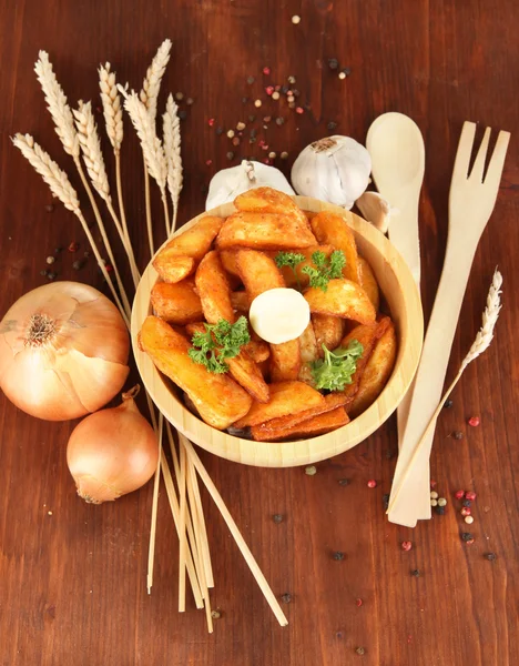 Appetizing village potatoes in bowl on wooden table close-up — Stock Photo, Image