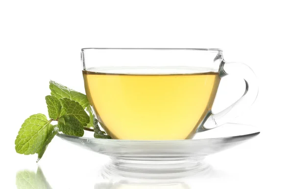 Taza de té con menta aislada sobre blanco — Foto de Stock