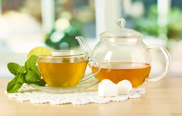 Tazza di tè con menta e lime sul tavolo in camera — Foto Stock