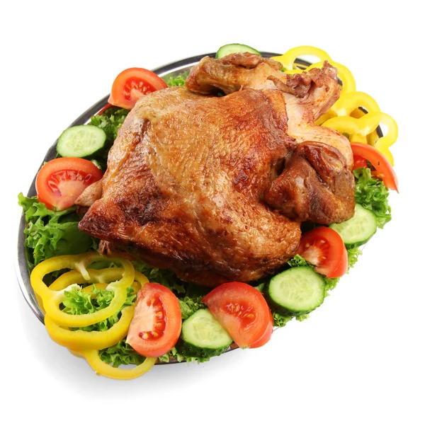 Välsmakande hela rostad kyckling på tallrik med grönsaker, isolerad på vit — Stockfoto