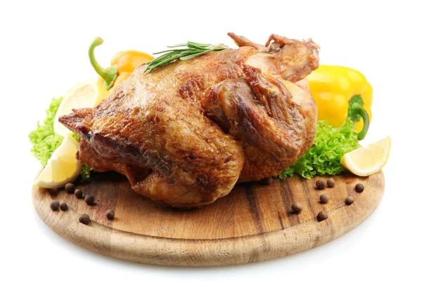 Pollo arrosto intero su piatto di legno con verdure, isolato su bianco — Foto Stock