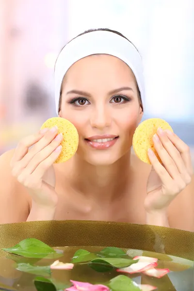 Genç bir kadın yüzünü yıkama. kavramsal Fotoğraf: makyaj temizleyici — Stok fotoğraf