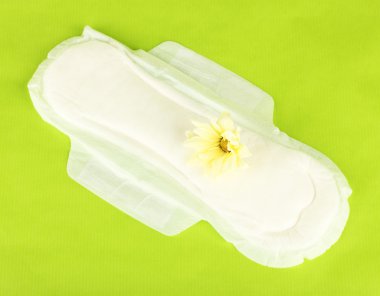 yeşil renkli yakın çekim külot liner ve sarı çiçek