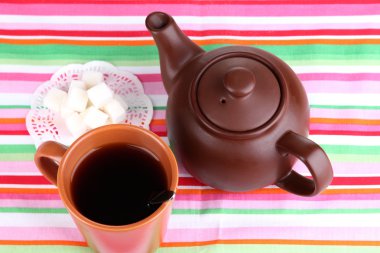 fincan çay ve çaydanlık üstten görünüm üzerinde renkli masa örtüleri