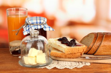 cam kapak ve taze ekmek ile cam tabak tereyağı, reçel parlak zemin üzerine