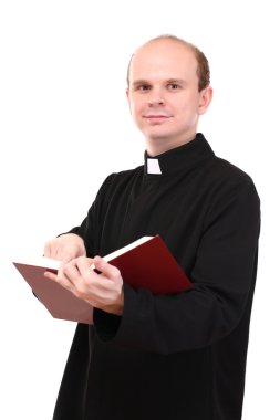 Genç papaz İncil, üzerinde beyaz izole ile