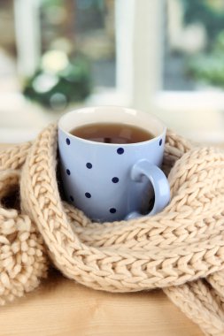 bir çay oda tablo eşarp ile