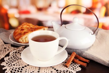 bir çay oda tablo eşarp ile