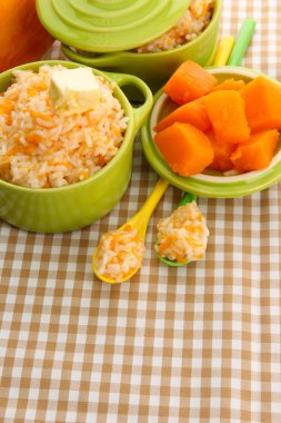 Tat pirinç lapası kabak masa örtüsü arka plan üzerinde tencere ile