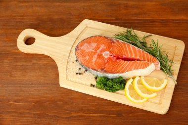 ahşap zemin üzerinde kesme tahtası üzerinde taze somon steak