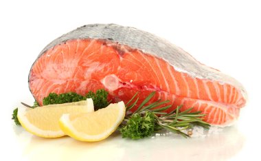 beyaz izole taze somon steak