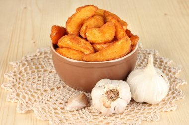 ahşap masa yakın çekim ıslak zeminde iştah açıcı Köyü patates