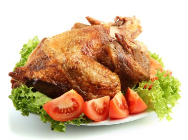 plaka üzerinde beyaz izole sebzeler, lezzetli bütün kavrulmuş tavuk