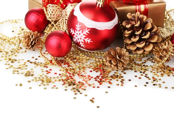 Schöne rote Weihnachtskugeln, Geschenke und Zapfen isoliert auf weiß — Stockfoto