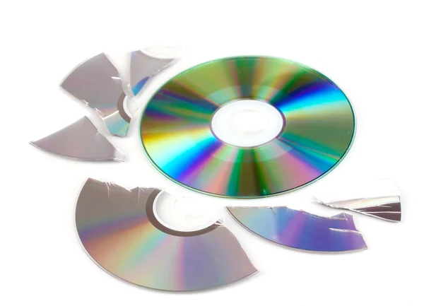 Rozbité a celých disků s informacemi izolovaných na bílém — Stock fotografie