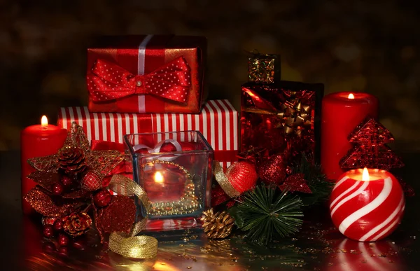 Decoración de Navidad y cajas de regalo sobre fondo oscuro — Foto de Stock