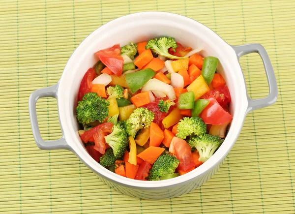 Stufato di verdure in pentola grigia su sfondo tappetino di bambù — Foto Stock