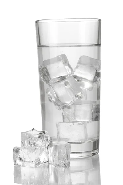 Cubos de gelo em vidro isolados sobre branco — Fotografia de Stock