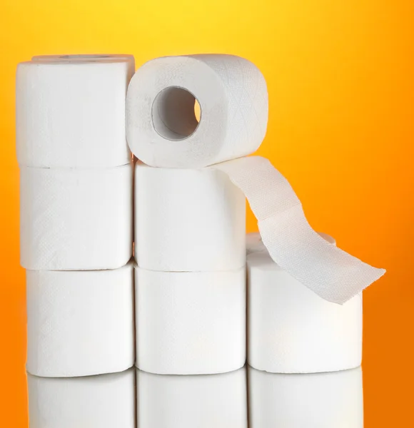 Rollos de papel higiénico sobre fondo naranja —  Fotos de Stock