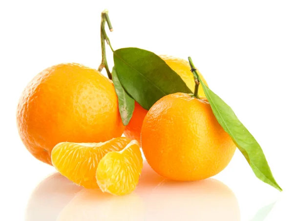 Mogen söt tangerine med blad, isolerad på vit — Stockfoto