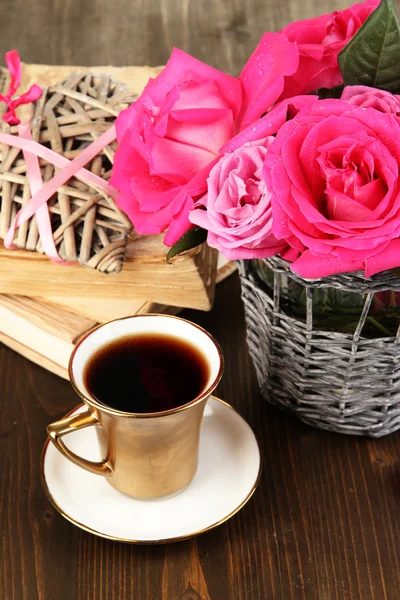 Krásné růžové růže ve váze na dřevěný stůl detail — Stock fotografie
