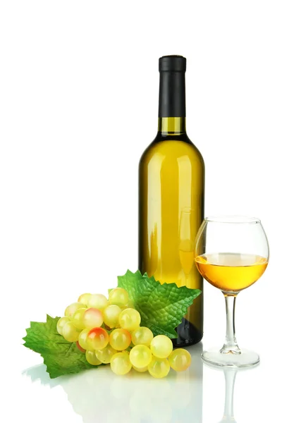 Composizione di vino e uve isolate su bianco — Foto Stock