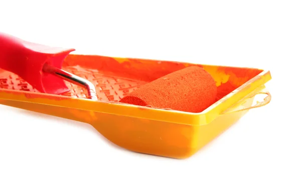 Roller in lade met oranje verf geïsoleerd op wit — Stockfoto