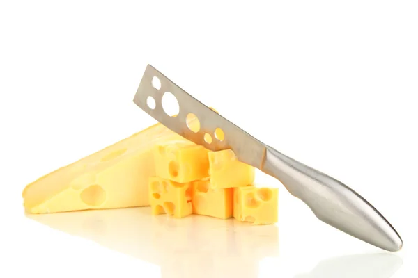 Вырезать сыр с ножом изолированы на белом — стоковое фото